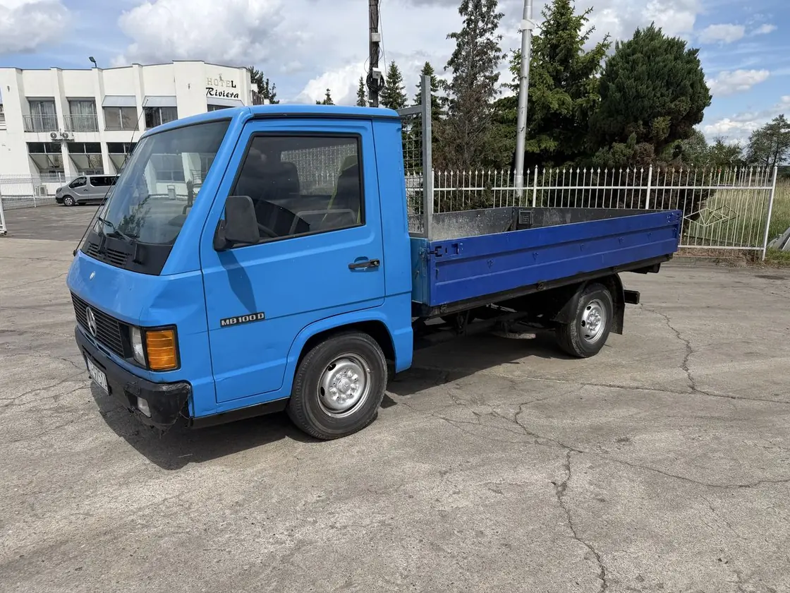 Mercedes MB100 — auto z placu Komisu Prusice