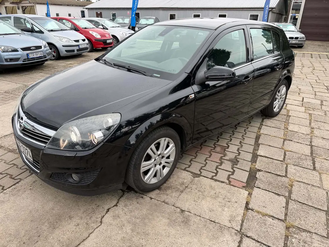 Opel Astra H — auto z placu Komisu Prusice