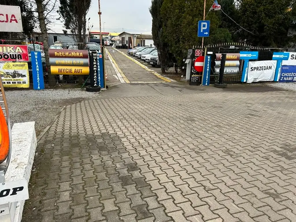 Wjazd na plac Komisu Prusice — oznakowanie usług